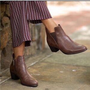 Munro Jackson Bootie in Fudge
Distressed Leather size 9.5